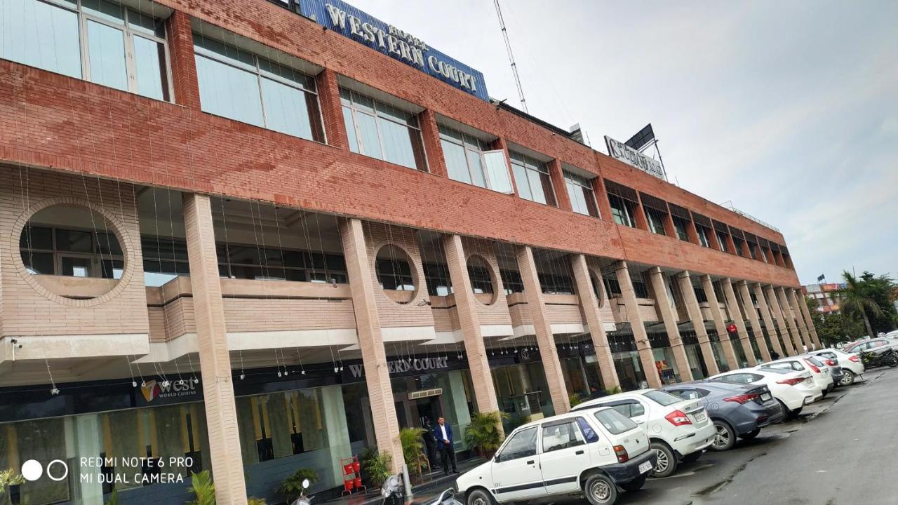 Western Court Panchkula Hotel Exterior photo